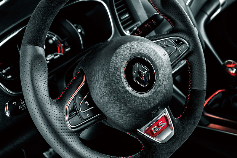 ステアリング表皮はナッパレザー/アルカンターラのコンビネーションタイプ