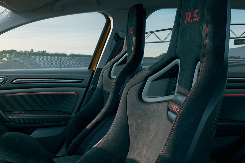 レカロ製フロントバケットシートは1脚23.5kgの軽量設計