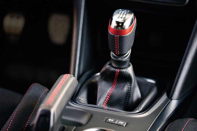 6速MT車のシフトノブ。パーキングブレーキは手動式