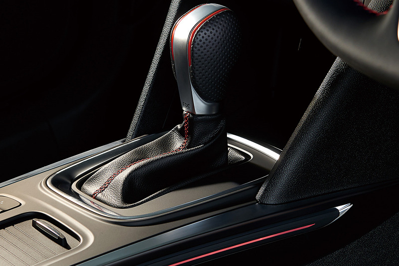 6速AT車のシフトセレクター。パーキングブレーキは電動式