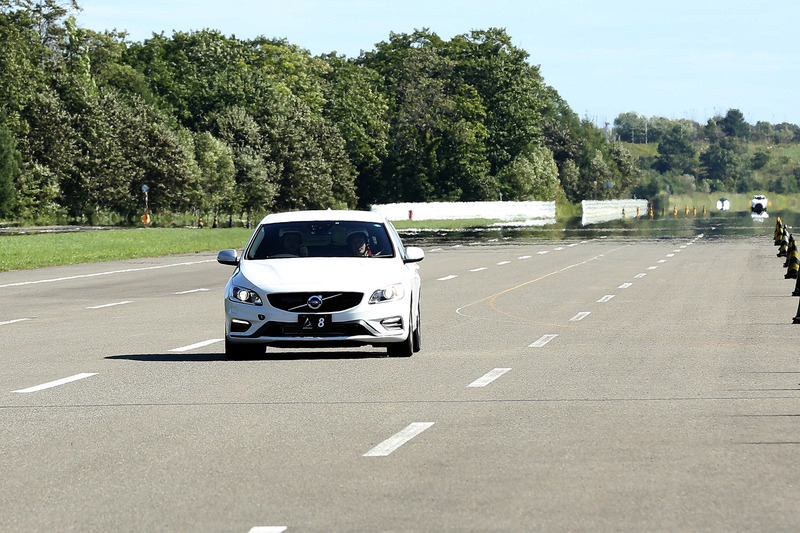 パワフルなだけでなく、加速フィーリングも刺激的でアクセルを踏むのが楽しい。また、モーター駆動時にはリアまわりから「キュイーン」という独得の駆動音が聞こえてくる。スタッフによると試験車ゆえに防音が不完全とのことだったが、新しい動力のクルマに乗っていることを感じさせてくれて筆者は好きである