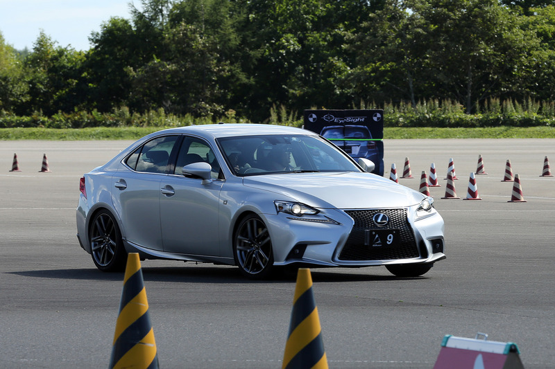 アイシン精機の「豊頃試験場」で開催された新技術試乗会。このクルマはリアに2モーターEVユニットを搭載しており、後輪2モーターの制御による走りと安定性を体感することができた