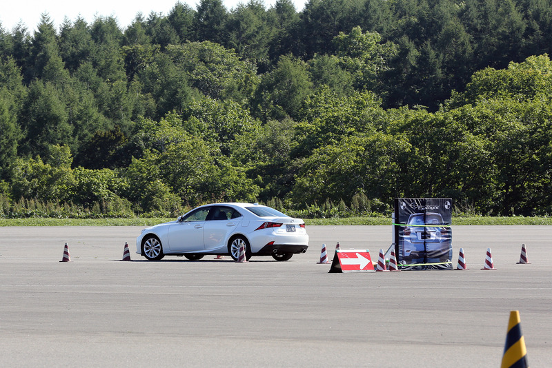 ノーマル車ではステアリングの操作量が多くロールもあるので、コースに対してステアリング操作の戻しが遅れ気味になり、それが尾を引いて最後はアクセルを踏めず、それでいてややはらむようなラインになった