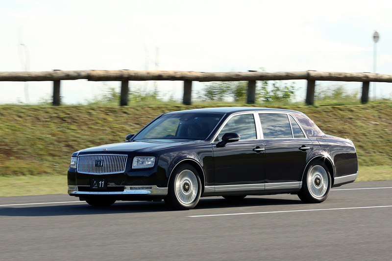 AVSは自然に効いていて、カーブや急なレーンチェンジでも挙動の乱れはないが、自然な感じのロールを残してあるので、クルマがどのように走っているかを体で感じることができる