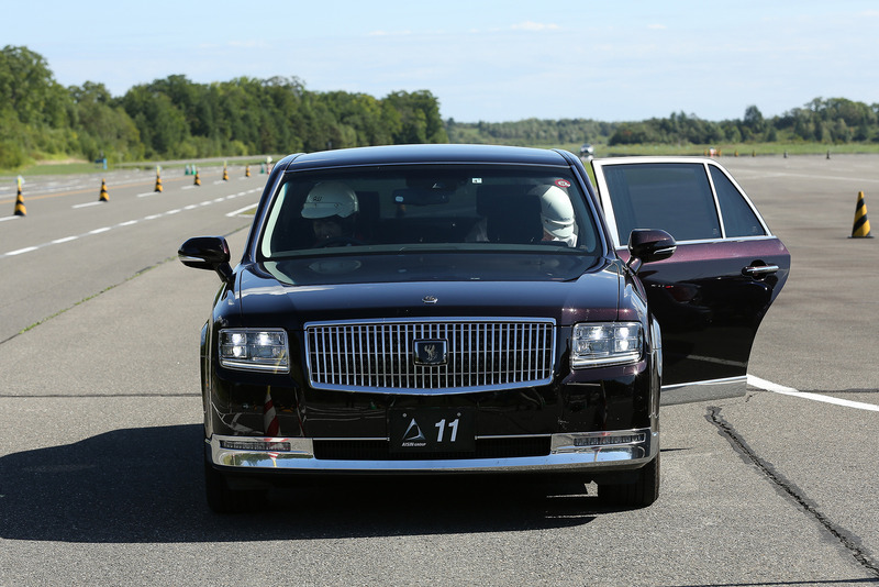 クルマの性格上、リアシートの乗り心地を重視した設定でリアシートの居心地は最高。日本やドイツ、アメリカの荒れた路面を再現した区間を80～110km/hほど通過した時も衝撃をキレイに吸収していた