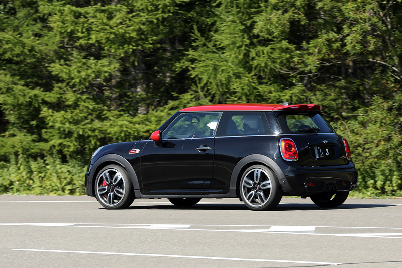 市販モデルのMINI ジョン・クーパー・ワークス。こちらにはアイシン製の最新FF8速ATが採用されている。このATはノーマルとスポーツの2モードに切替ができ、さらにアクセルの踏み込み量ごとにも特性が変わるという仕様になっているものだ