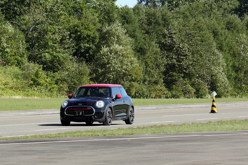 ノーマルモードだとシフトショックを抑えたスムーズな変速だが、スポーツを選ぶとシフト時のキレのよさと、シフトアップ時にマフラーからミスファイアリング的な「ポンポン」という音の演出が追加される。また、パドルでシフトを変えていく時は、シフトチェンジ後に一瞬「グン」と前に押し出すようなフィーリングをあえて作っている