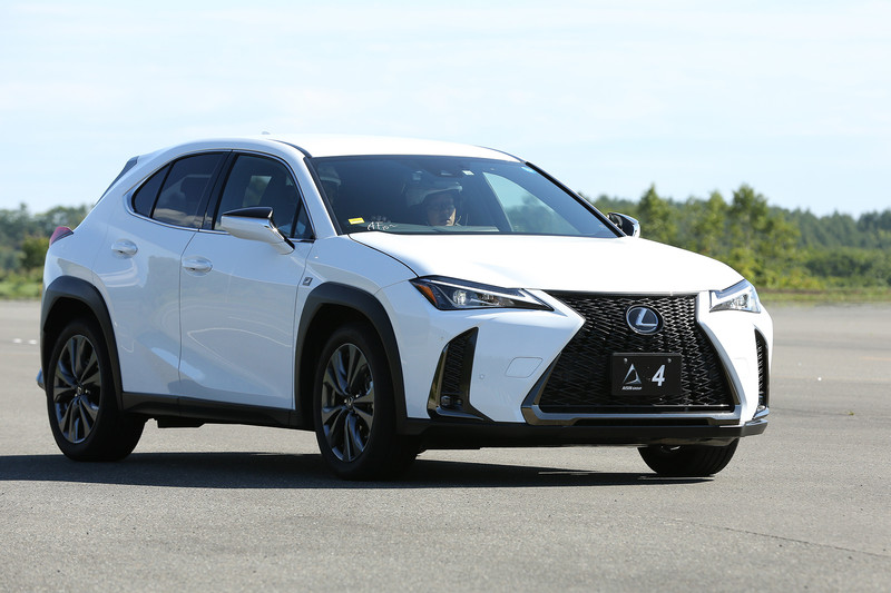 レクサス UXに採用された発進用のギヤを組み込んだCVTの体験。このCVTはAT車から乗り換えたユーザーとCVT車に乗っていたユーザー両方に対して違和感を抱くことのないよう、アクセルをゆっくり踏み込んだ時はギヤの切り替え動作をできるだけ滑らかにして、エンジン回転を落とさないよう調整。それによりCVTのようなフィーリングを作っている