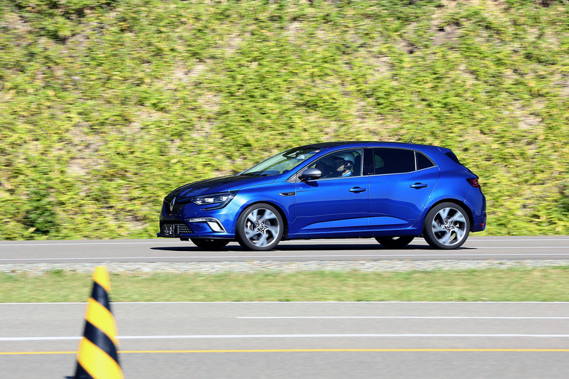 市販モデルのルノー メガーヌ ルノー・スポール。このクルマにはリアステア機能である「ARS」が採用されている。低速ではフロントタイヤの向きと逆にリアタイヤがステアして（2.7度）小まわりが効くようになり、80km/h以上の速度域ではフロントタイヤと同じ向きにリアが切れることで操舵中の安定性をアップさせる