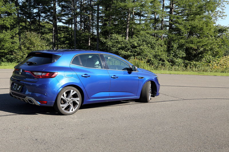 試乗では低速での旋回を体験。試乗車は効果を分かりやすくするためにARSをOFFにできたのだが、OFFでも十分に小まわりは効く印象。だがアクセルの操作のタイミングによってはアンダーステアが出るような感じもあった。次にARSをONにするとハッキリと違いがあった。ステアリングをフルに切った状態でもさらに内へ内へと入るような感じになりクルクルまわる