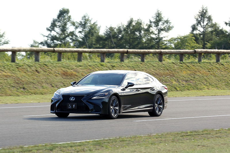 さらに最大の特徴として、前後のスタビをねじることで、クルマの姿勢を変えずに車輪ごとの接地荷重を変えることができる。対角でそれぞれ実に100kgの荷重をコントロールできるという。実際に走らせてみた印象は「とにかく滑らか」。とくにうねりのある区間の走行では、フロントウィンドウ越しに見える路面のうねりの状況とクルマの姿勢の落ち着きがまったく合わないので「何これ」と思わず声が出た。これが電動スタビの効果とのことだ