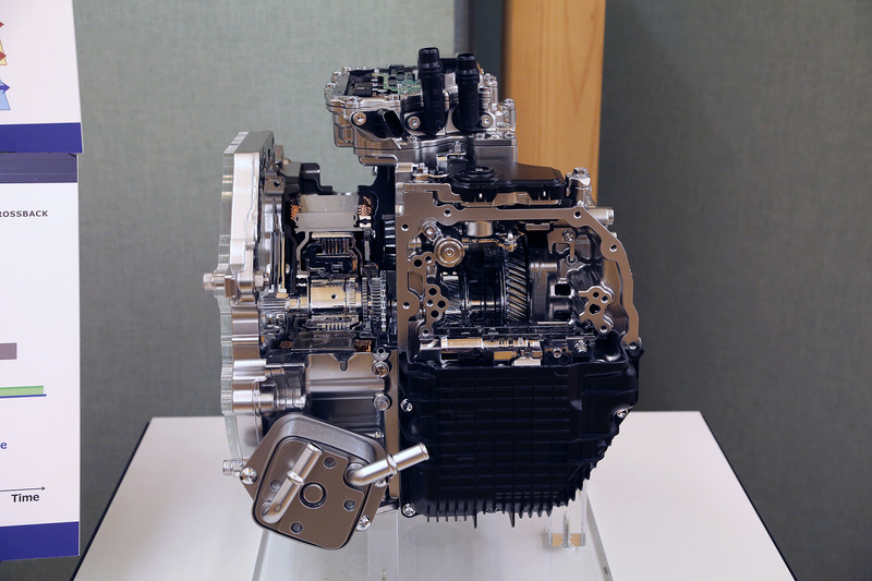 技術展示の紹介。これは「FF 1モーターPHEVトランスミッション」。トルクコンバーターがある部分にモーターとクラッチを配置している。ギヤは8速のAT。エンジンの回転が低い時はモーターで加速し、回転が上がるのに合わせてアシスト量を減らしていく