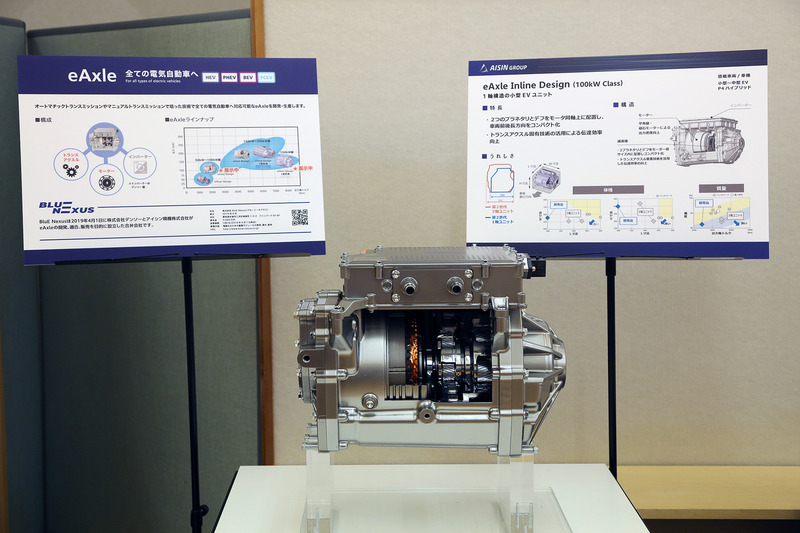 1軸構造のeAxle。100kWクラスのものだ。小型から中型EV、HV用で、モーターの同軸上にプラネタリーギヤとデフを配置して前後方向をコンパクト化している。同時に電動効率向上も果たしている