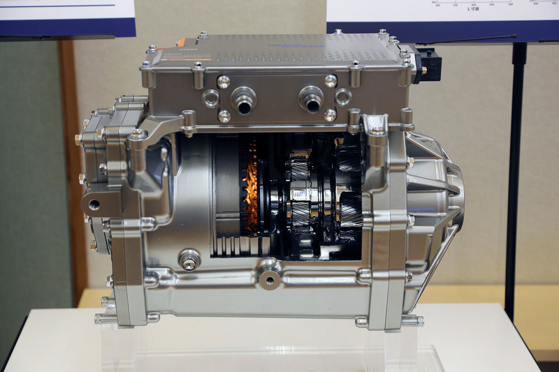 1軸構造のeAxle。100kWクラスのものだ。小型から中型EV、HV用で、モーターの同軸上にプラネタリーギヤとデフを配置して前後方向をコンパクト化している。同時に電動効率向上も果たしている