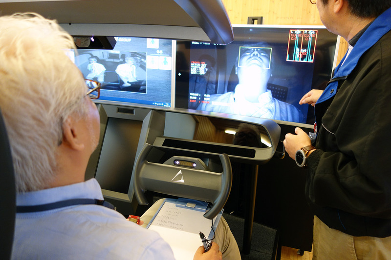 今回はデモ機が用意されていて、ドライバーと助手席の乗員のモニターがどのように行なわれているかが分かるようになっていた。赤外線カメラでドライバーの顔と視線の向きがモニターされていて、まぶたが開いているか閉じているかのチェックもできるようなっていた。この機能を使うことで、自動運転からドライバーへ運転を戻すタイミングをシステムが見ることができるようになる