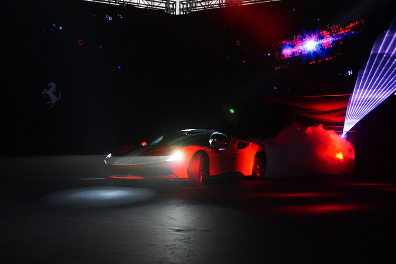 ステージに登場するSF90 Stradale