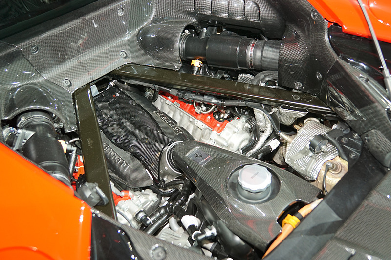 新しいレイアウトが採用され低い位置にマウントされているV8エンジン