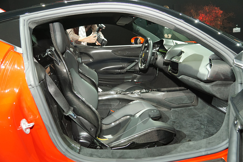 SF90 Stradaleのインテリア