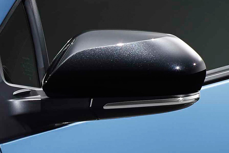 ドアミラーカバーやアウトサイドドアハンドルにもブラック加飾が与えられる