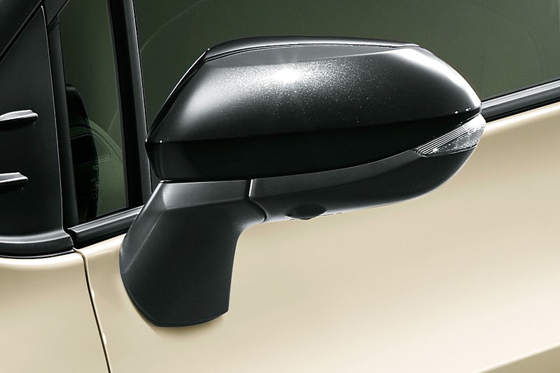 ドアミラーカバーやグリップ式カラードアウトサイドドアハンドルにブラック加飾を設定