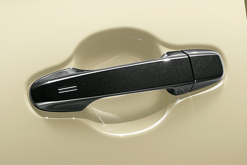 ドアミラーカバーやグリップ式カラードアウトサイドドアハンドルにブラック加飾を設定