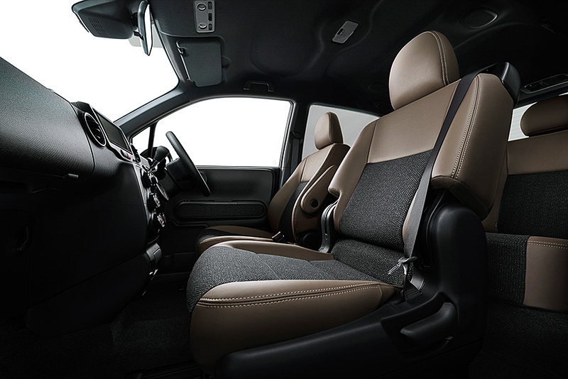 専用ファブリックシート表皮（コハク）はメイン部分にツイート調ファブリック、サイド部分やヘッドレストに合成皮革を組み合わせて採用