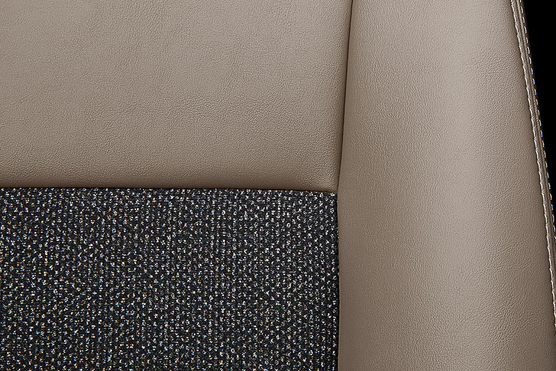 専用ファブリックシート表皮（コハク）はメイン部分にツイート調ファブリック、サイド部分やヘッドレストに合成皮革を組み合わせて採用