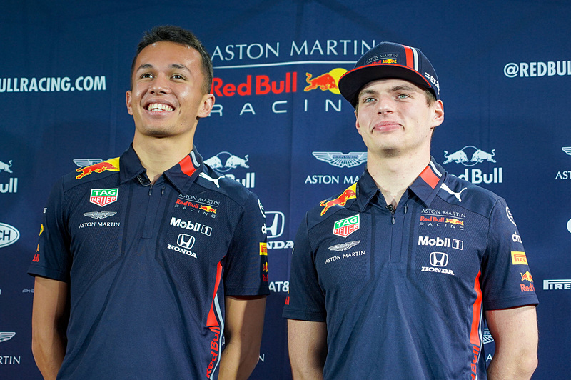 アレクサンダー・アルボン選手（左）とマックス・フェルスタッペン選手（右）