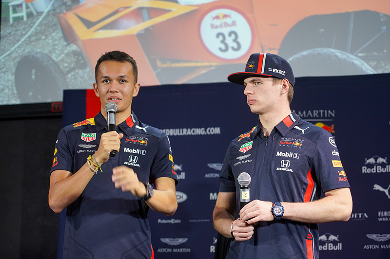 記者団を前に話す2人のレッドブルドライバー