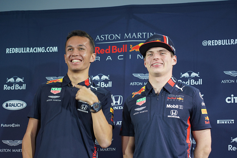 最後の撮影の時に飲みかけていたレッドブルの缶を持ってきてしまうアルボン選手。「これ渡した方がいい？」と記者団に指で示すと会場は笑いに包まれた