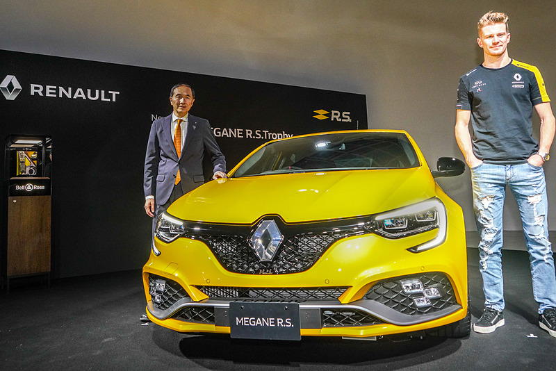 10月31日に発売される新型「メガーヌ ルノー・スポール トロフィー」。ルノー・ジャポン株式会社 代表取締役社長 大極司氏（左）とルノー・スポール F1 チームドライバー ニコ・ヒュルケンベルグ選手（右）