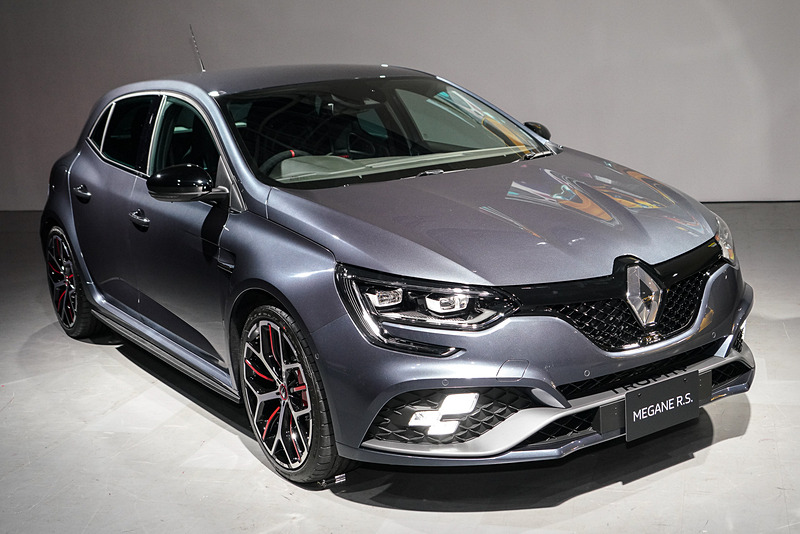 メガーヌ ルノー・スポール トロフィー MT。ボディカラーは「グリ チタニアムM」