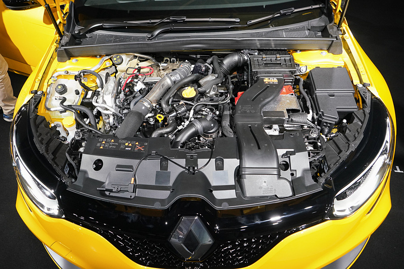 最高出力221kW（300PS）/6000rpm、最大トルク420Nm（42.8kgfm）/3200rpm（MTモデルは400Nm［40.8kgfm］/3200rpm）を発生するメガーヌ ルノー・スポール トロフィー EDCのエンジンルーム。かなりの密度だ