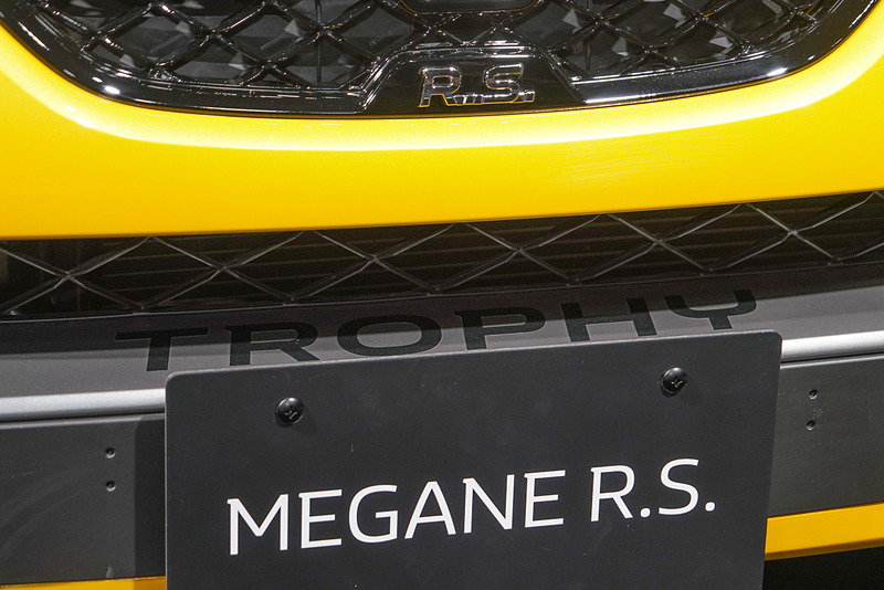 F1タイプフロントエアインテークブレードに「TROPHY」の文字