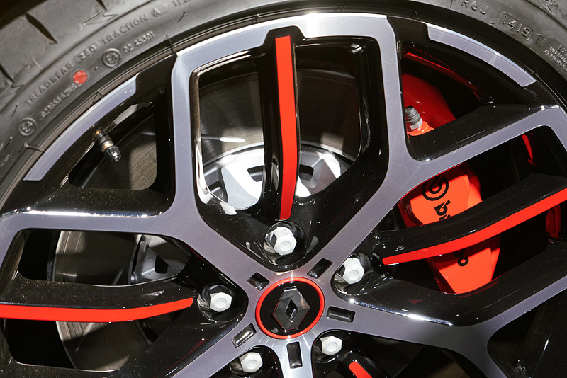 フロントブレーキはスリット入り鋳鉄製ディスクブレーキに赤のブレンボ製キャリパーを組み合わせる