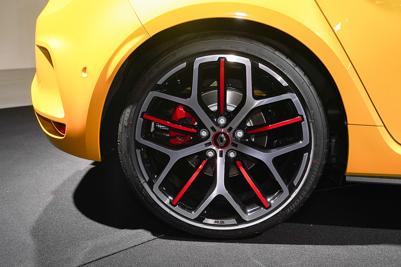 タイヤサイズは前後同一の「245/35R19 93Y」で、ブリヂストンの「ポテンザ S001」を装着