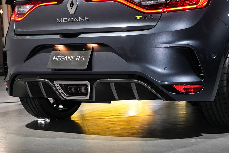 センターエグゾーストテールパイプ。ガンメタルグレーのリアデフューザー