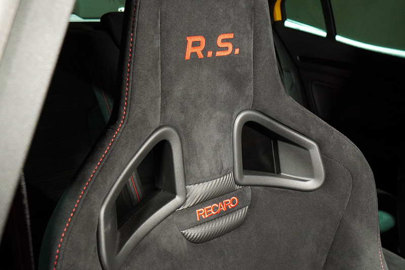 ヘッドレスト部に「R.S.」の刺繍が入る