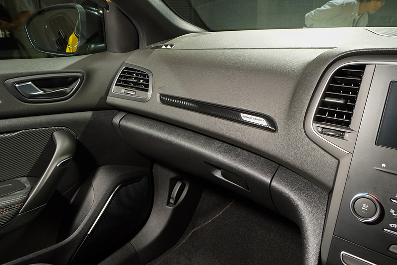 助手席側のグローブボックス周辺。カーボン調のアクセントを装備