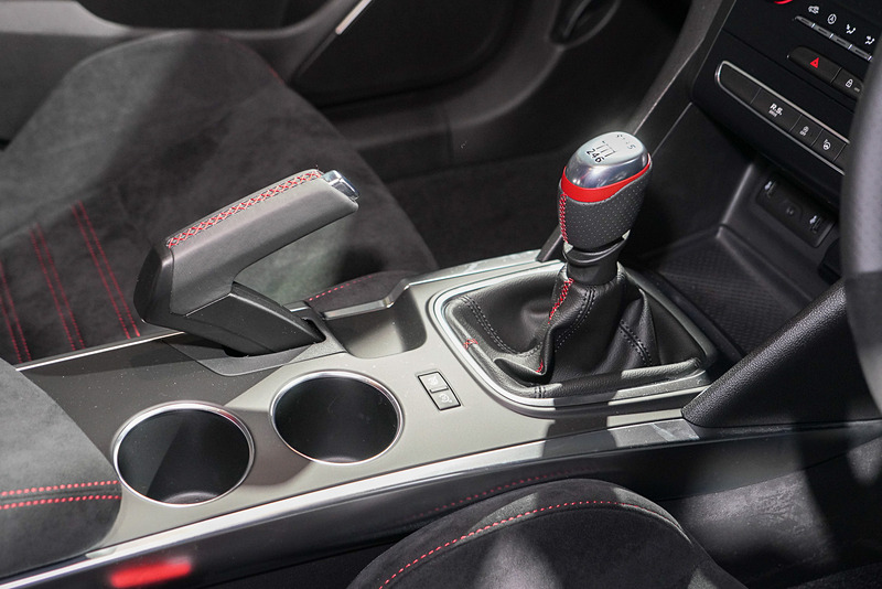 6速MTのシフトノブとサイドブレーキ