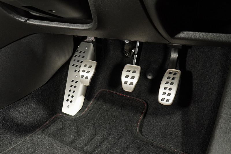 6速MTのペダルレイアウト。右ハンドル車でもオフセットなく、ペダルが踏みやすそうだ