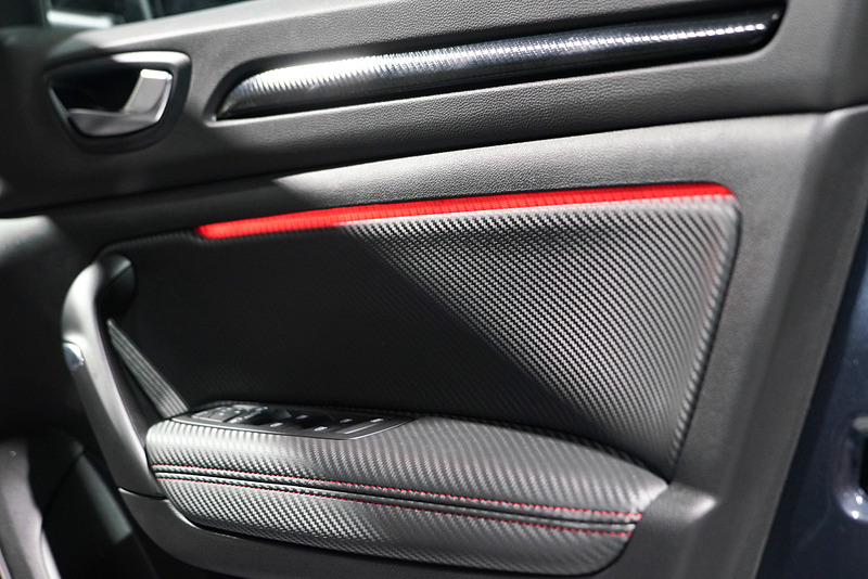 フロントドアを開けるとアンビエントライトが赤くライン状に点灯