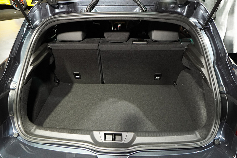 ラゲッジスペースは6：4の分割可倒式。十分な広さがある