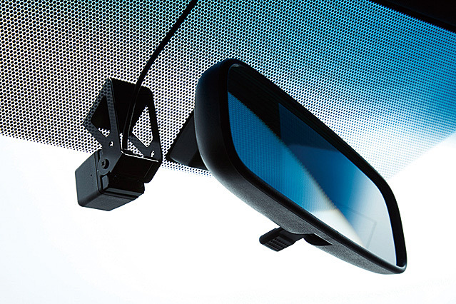 本体・カメラ分離型で、フロントウィンドウにカメラを取り付けるだけ