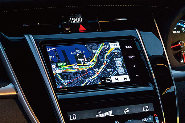 「静電容量式タッチパネル」や「光沢パネル」を取り入れたフラットデザインを採用