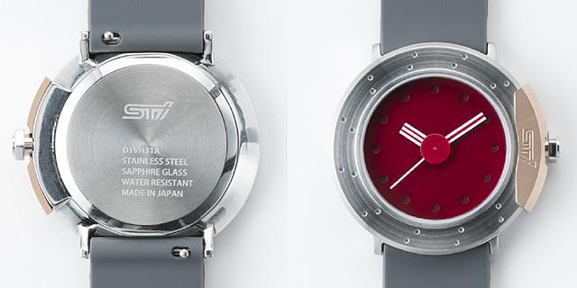 裏ぶたにもSTIのロゴマークを配置。ベルトはそれぞれ1か所のロックを解除するだけで交換可能。ピットワークでの素早いタイヤ交換をイメージしているという