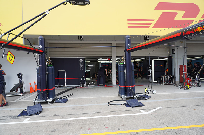 ピットウォーク中もレッドブル・レーシングのピットでは準備が進められていた