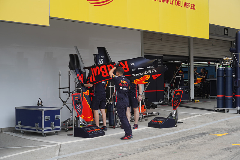 ピットウォーク中もレッドブル・レーシングのピットでは準備が進められていた