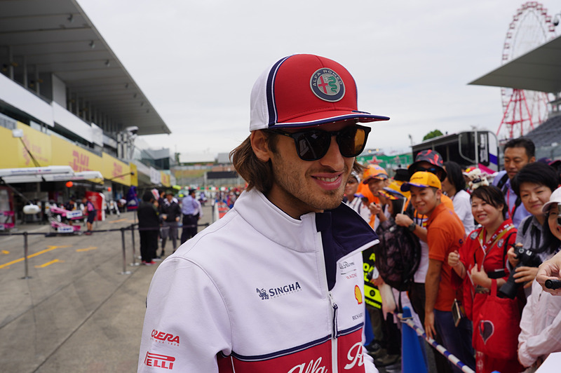アルファ ロメオのアントニオ・ジョビナッツィ選手がピットウォーク中に登場してファンにサインのサービス