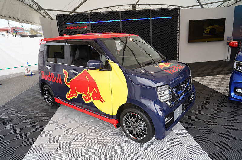 レッドブル・レーシング色のN-WGN カスタム